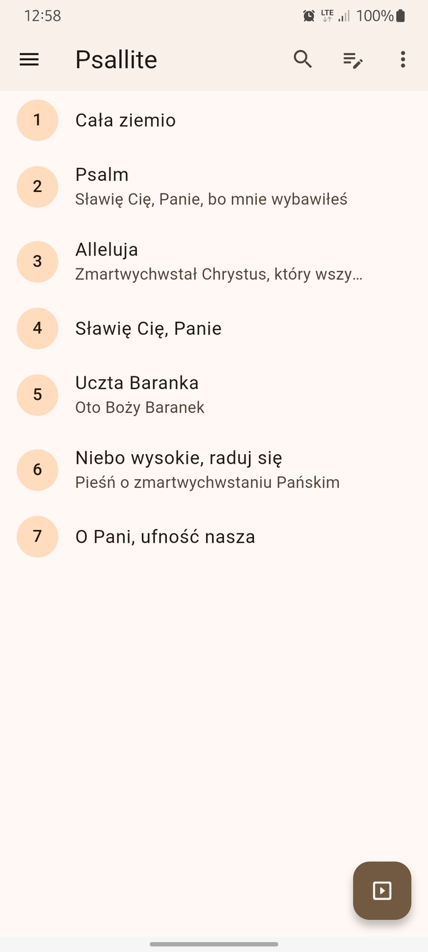 Ekran główny aplikacji z listą pieśni dodanych do zestawu