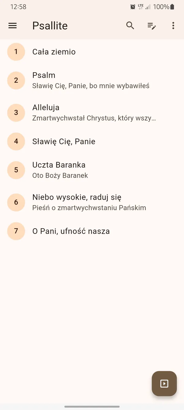 Ekran główny aplikacji z listą pieśni dodanych do zestawu